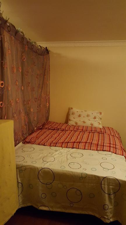 Отель Cherry House & Self Catering Лидс Экстерьер фото