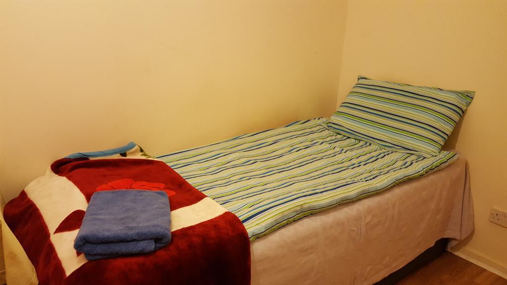 Отель Cherry House & Self Catering Лидс Экстерьер фото